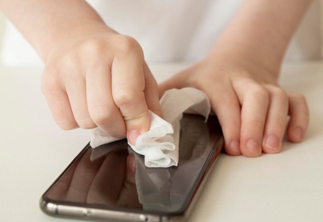 El teléfono celular tiene más bacterias que la tapa del inodoro: Las consecuencias de no higienizarlo a diario