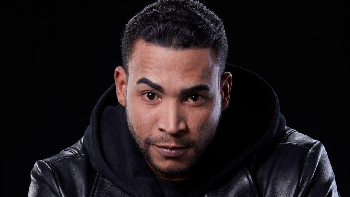 VIDEO: Don Omar expulsó a una mujer de su concierto por tirar vasos