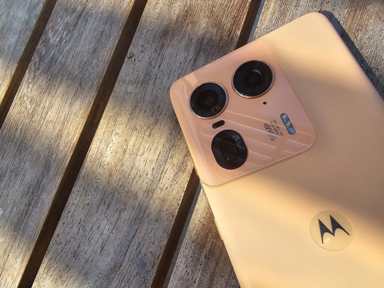 Motorola Edge 50 Ultra: nuestras primeras impresiones del equipo, probándolo en medio del eclipse