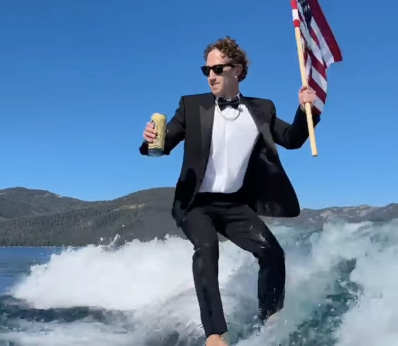 El CEO de Meta postea video surfeando en 4 de julio.