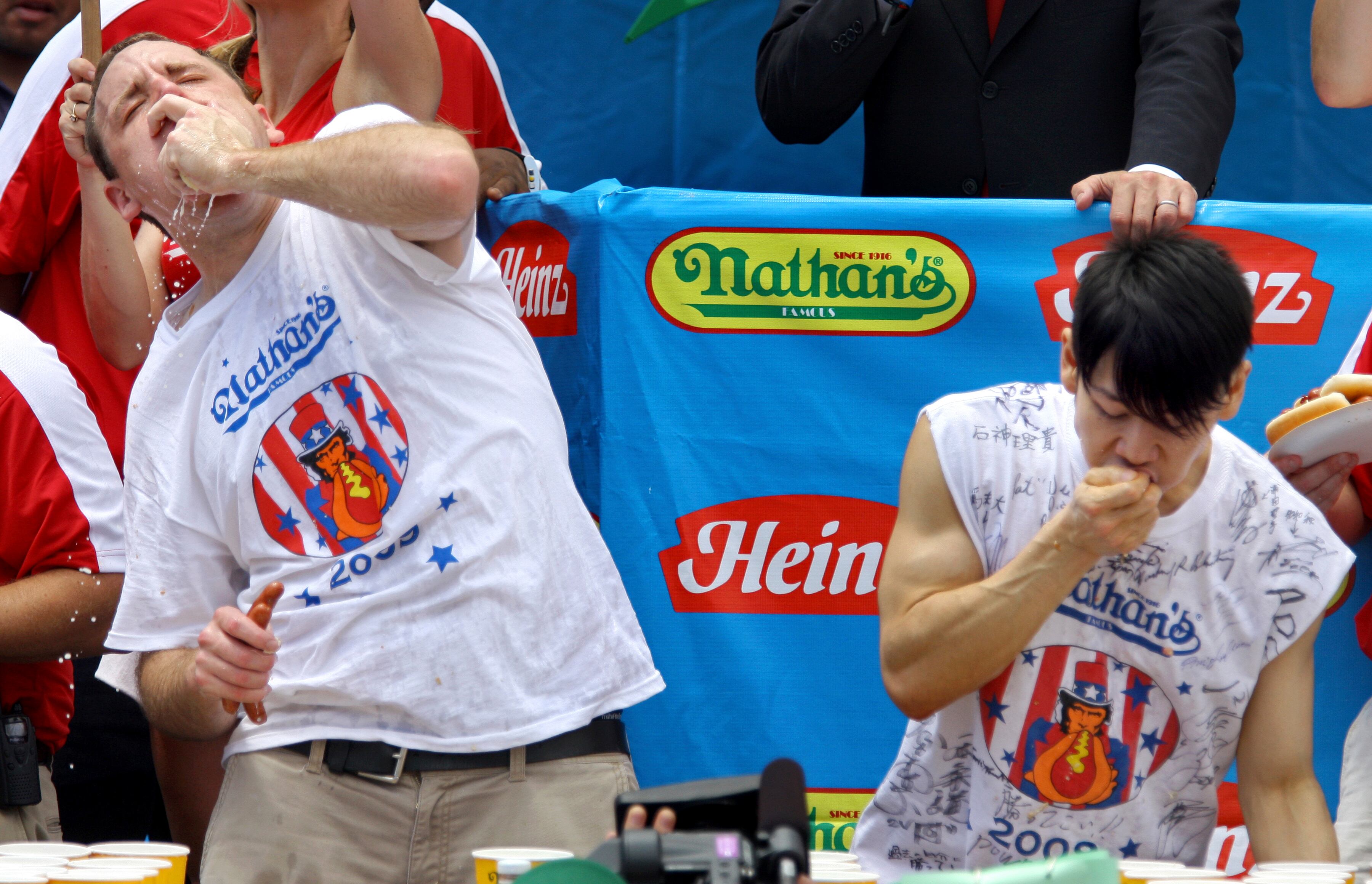 Netflix aprovecha la polémica y transmitirá evento entre excampeones de la competencia de hot dogs 