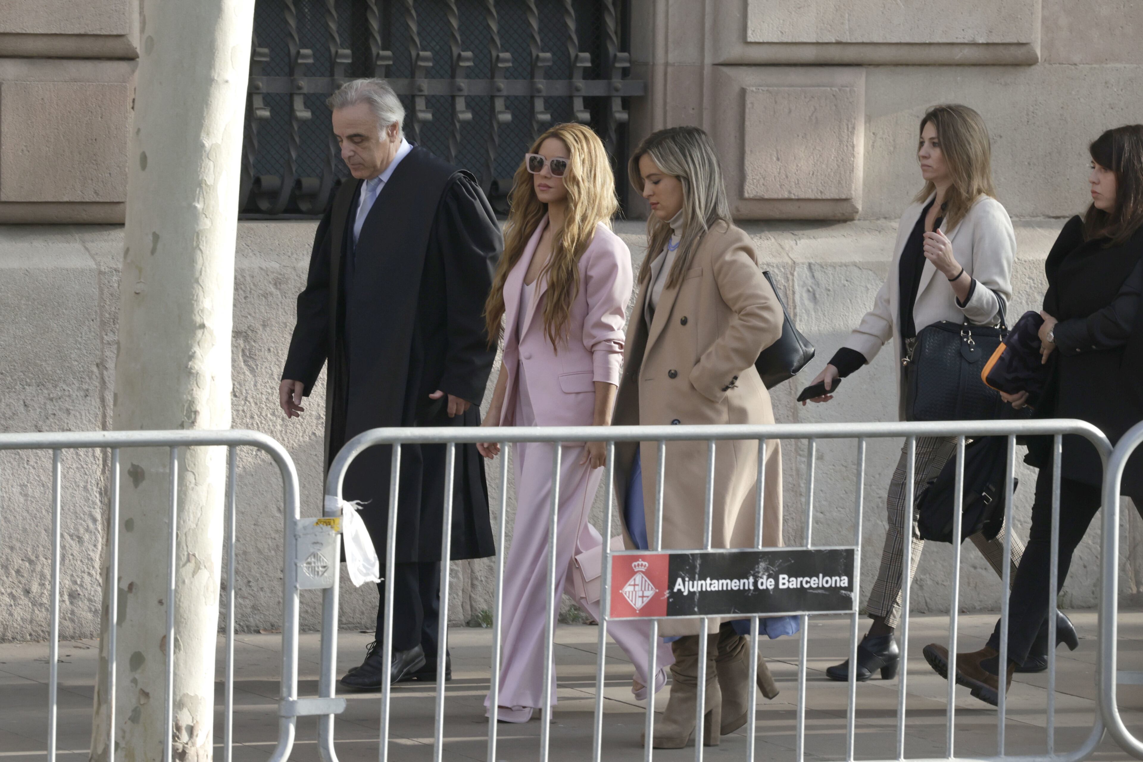 ¿Cuánto vale el bolso Jacquemus que utilizó Shakira para su audiencia en Barcelona?