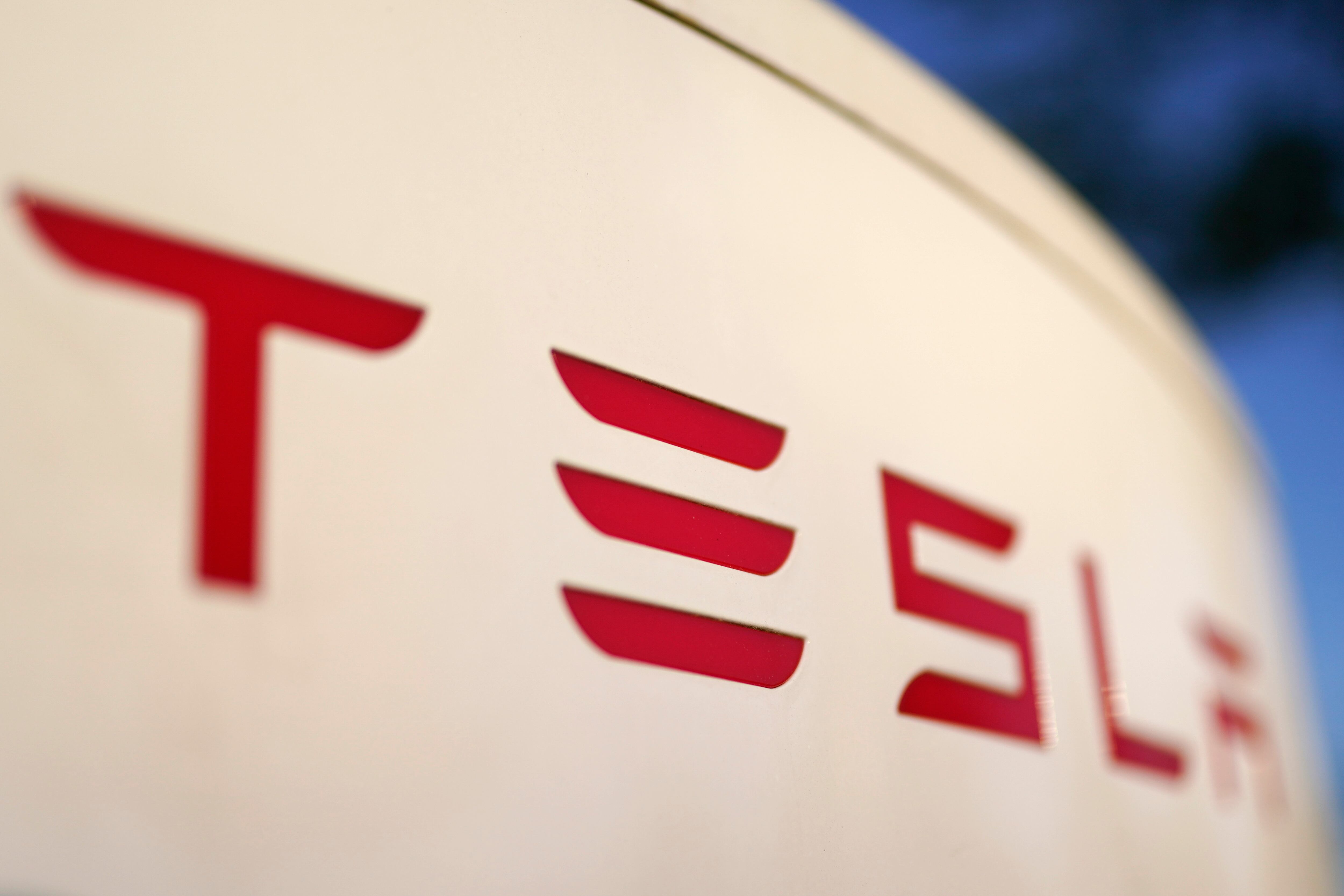 Trabajador de Tesla dormía en su auto para cumplir las metas de producción: Igual fue despedido