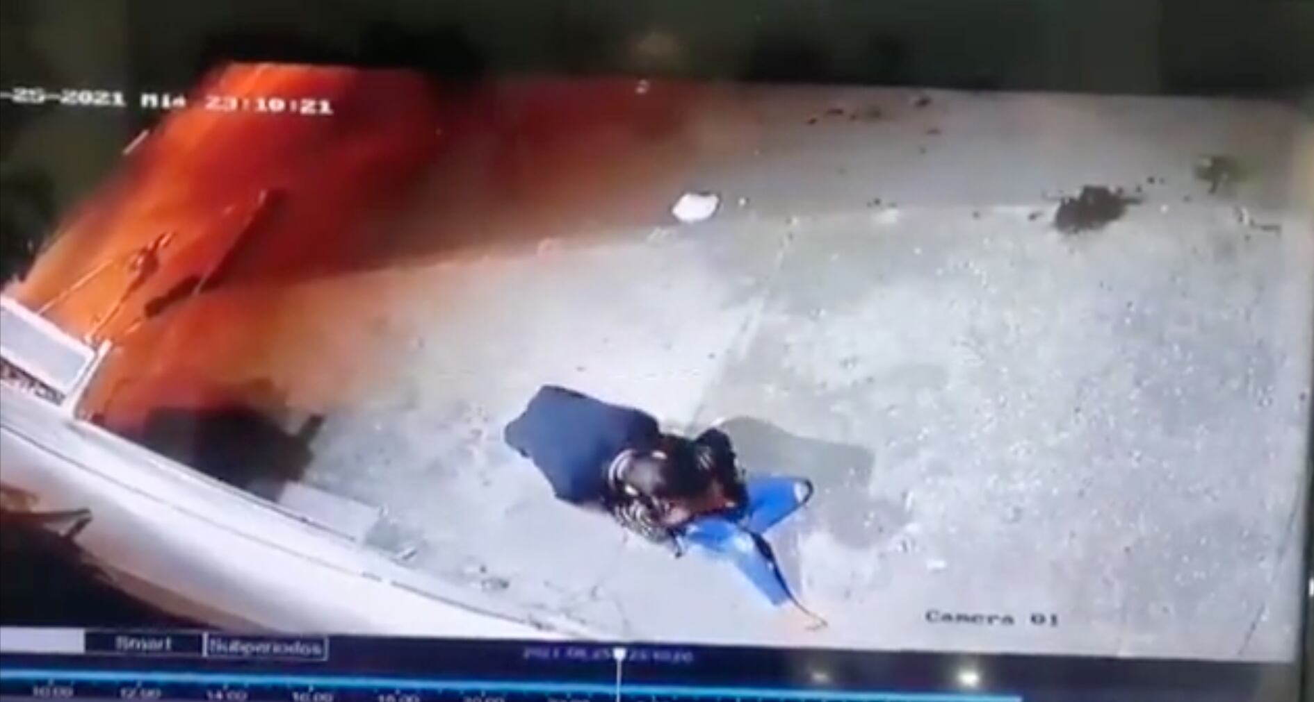 ¡Imágenes sensibles! Policía agrede salvajemente a su pareja en presencia de su bebé
