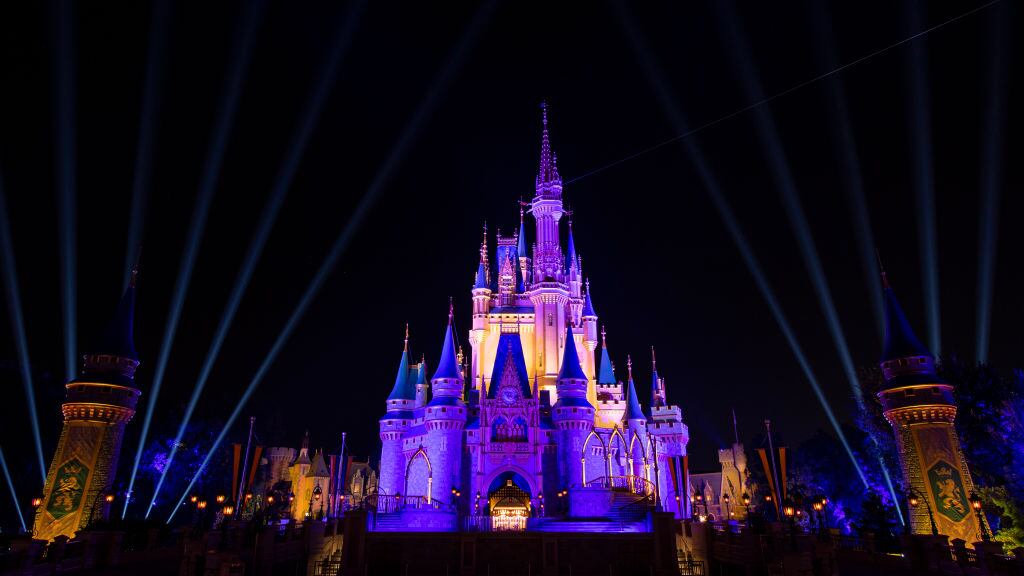 Terror y estampidas en un parque de Disney por supuesta presencia de una persona armada