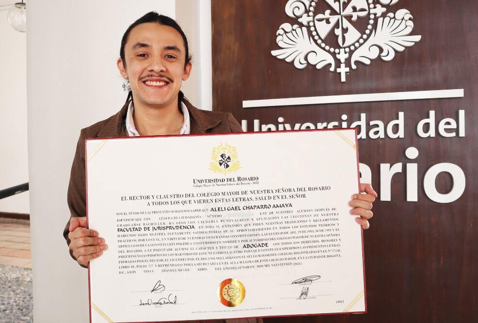 Colombia emite el primer título profesional de Abogade a una persona no binaria