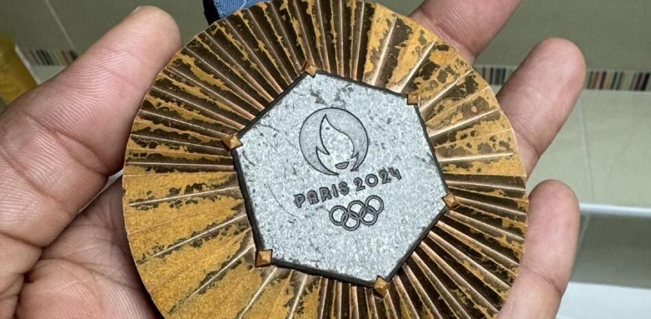Siguen reportes de deterioro de medallas olímpicas de París 2024  ¿Por qué se dañan?