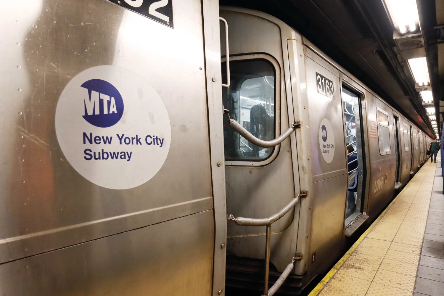 Ataque en el Metro de Nueva York: un hombre prende en fuego a otro pasajero  